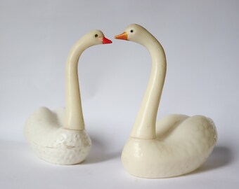 Paire de 2 cygnes soviétiques. poupée en plastique. famille des cygnes. mari et femme. Amour. couple amoureux. jouet vintage. cygne. cadeau de Noël. idée cadeau