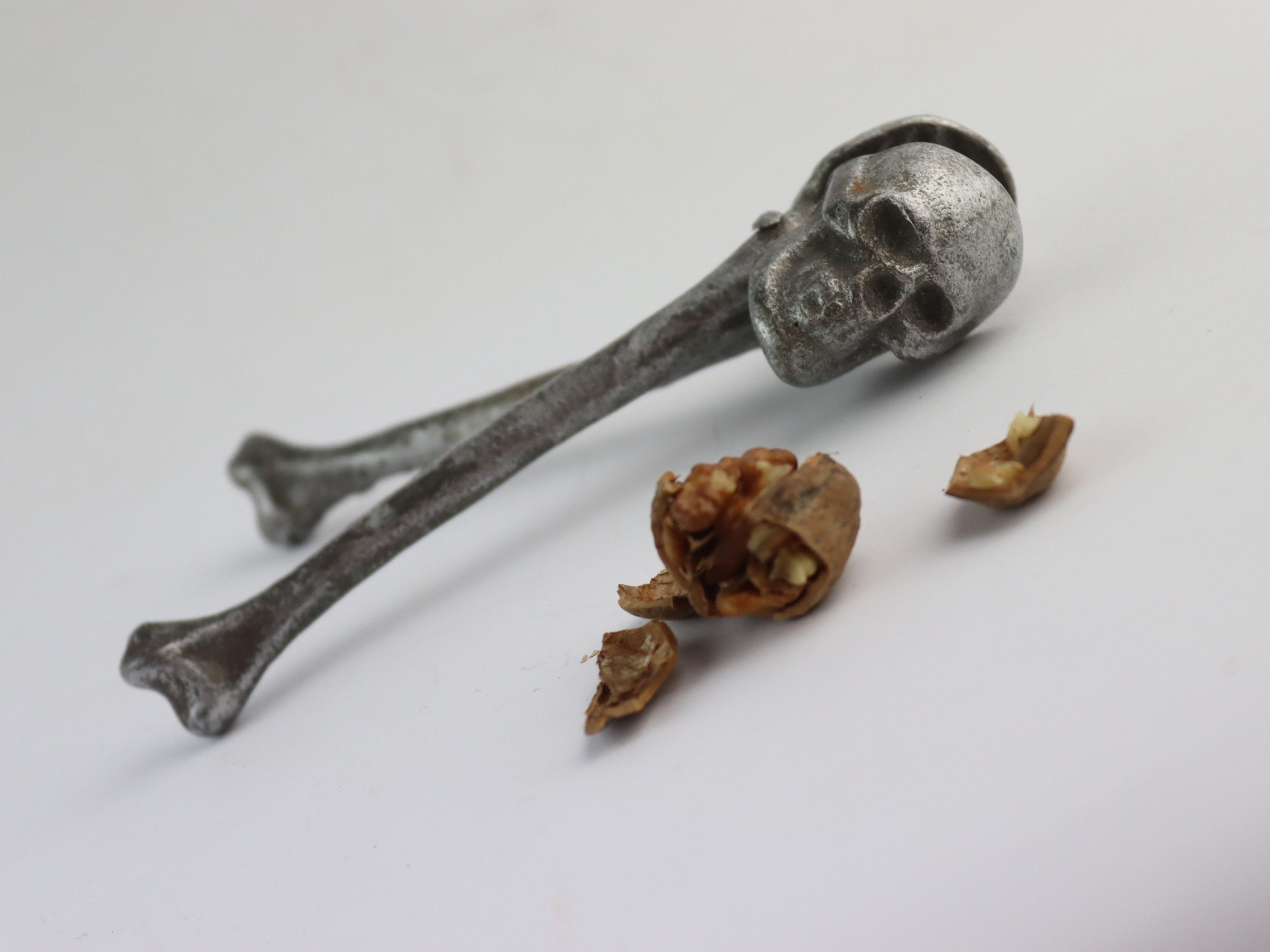 スカル 骨 デザイン　くるみ割り　 金属製 スカル 骨 デザインくるみ割り 金属製