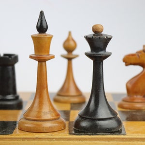 THE REPRODUCTION OF 1960 MIKHAIL TAL CHESS SET BOXWOOD & EBONIZED 4.125  KING WITH 2 SQUARE CHESS BOARD