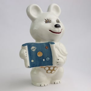 Zeer zeldzame Sovjet-olympische beer met ruimtekaart. astronaut. maan USSR. Korosten. Vintage porseleinen beeldje. Porselein. Olympische Misha-mascotte