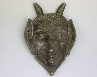 Visage de diable soviétique. diable de cendrier vintage. décoration murale diable. Diable porte-métal soviétique. Méphistophélès. figure vintage d'un diable. Satan