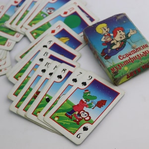 niños vintage jugando a las cartas, cheburashka, Crocodile Gena, shapoklyak, Gibus, dibujos animados rusos, kawaii, チェブ等ｓｈか、 かわいい