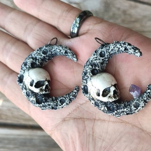 Skull and Crater Moon Pendant, Crescent Sailor Moon Necklace, Amethyst Crystal Pendant, Gothic Bridal Jewelry, Gothic Style Resin Pendant
