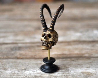 Capricorn Horned Human Skull Art Object, Decorative Miniature Goat Horned Skull on a Stand, Resin Art, Gothic Style Decorative Art Objects
