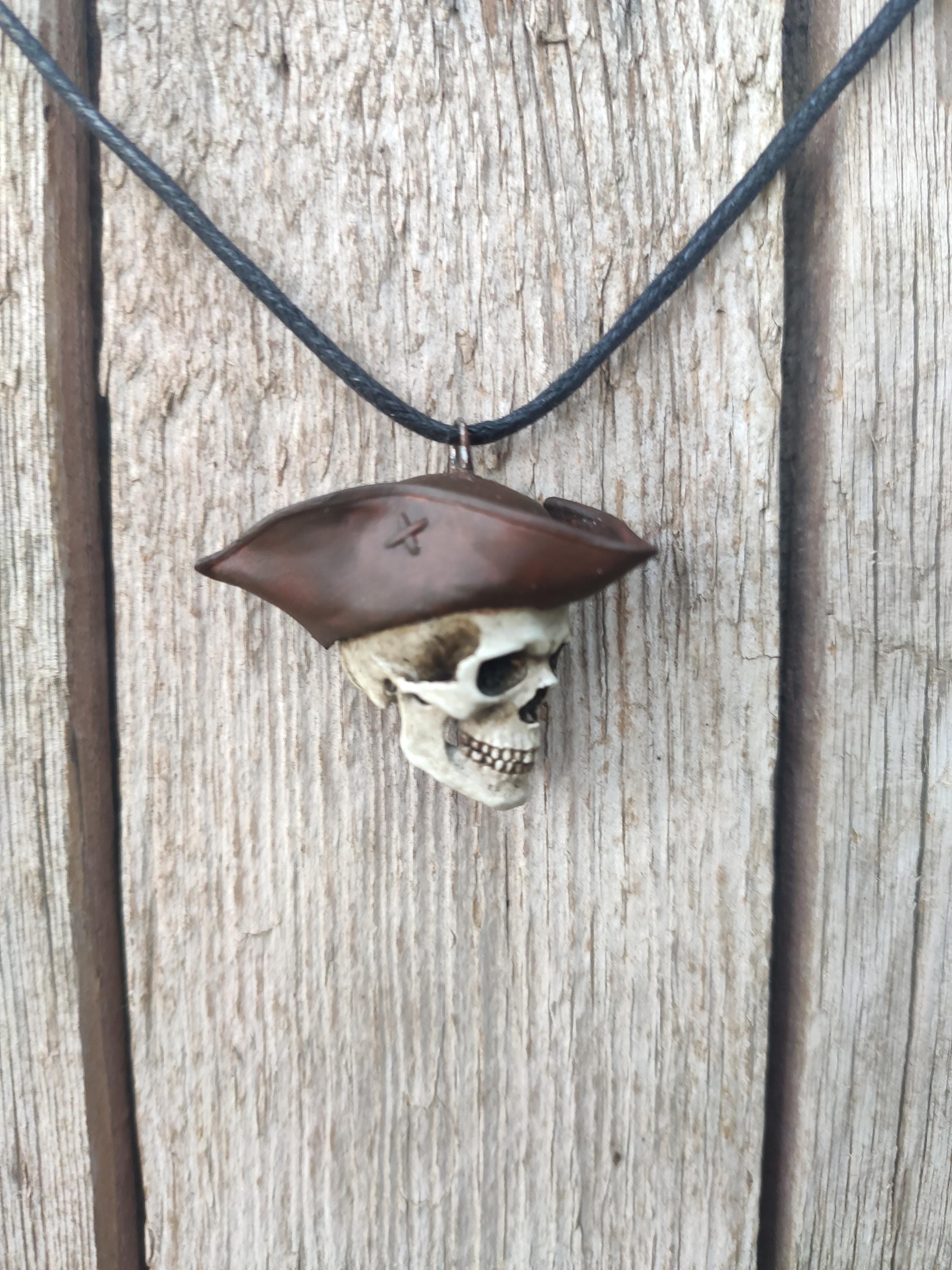 Ciondolo teschio pirata, collana unisex con teschio, gioielli per feste in maschera, collana con teschio gotico, accessori con teschio realistico, gioielli artigianali - Italia
