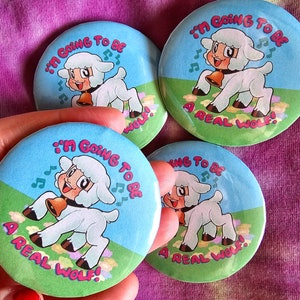 Pode incluir: Quatro pinos redondos coloridos com um cordeiro de desenho animado usando um sino e o texto "Eu vou ser um lobo de verdade!" em um fundo azul com notas musicais.