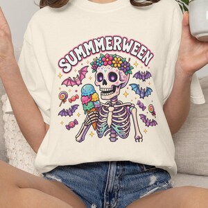 Zomershirt | Spooky Summer Vibes Comfort Colors T-shirt | Grafisch T-shirt strand Halloween | Spook suikerschedel skelet flamingo pompoen