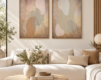 Könnte beinhalten: Zwei gerahmte rechteckige Wandbilder mit abstrakten organischen Formen in gedeckten Beige-, Rosa- und Brauntönen, überlagert mit feinen Strichzeichnungen von Monstera-Blättern auf einem texturierten, verwitterten Hintergrund.