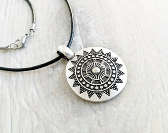 Collar de disco Boho Sun Disk Colgante Azteca Joyería Étnica Collar de Cuero Boho