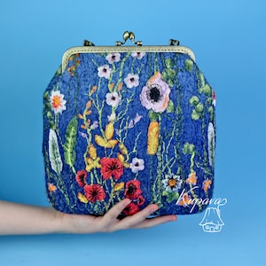 Blauwe merinowol vilten tas met vilten patronen en koperen sluiting, vilten ornamenten, kussluiting tas, schoudertas, vilten tas, avondtas