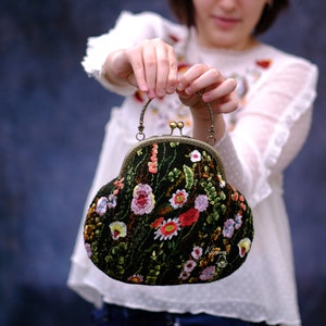 Bolso de fieltro bordado flor verde con marco de metal, bolso de la moneda de la cerradura del beso, arte de fieltro, bolso de fieltro de verano floral, embrague de dama de honor