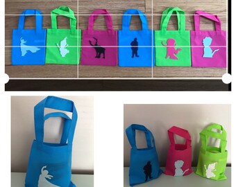 Entzückende 12 Frozen Design Stoff Goody Bags mit Ausschnitten von Anna, Elsa, Olaf, Swen und Kristoff. Partyzubehör, Geburtstag Goodie Bags