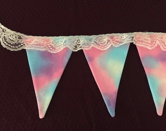 ¡Adorable pancarta para celebrar un cumpleaños, revelación de género o baby shower! Acento perfecto para resaltar la mesa de regalos, el pastel o el invitado de honor.