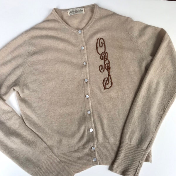 Vintage 1950s Hadley cropped monogrammed cashmere cardigan sweater “OBS” light camel small medium