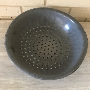 Vintage gray metal vegetable strainer /  colander,  with handles, in good vintage condition. some rust.