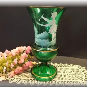 Vintage Mary Gregory Vase, Emerald Green, young Girl Painting a white Enameled Art Scene, Art and collectibles, Mary Gregory Glass Art.