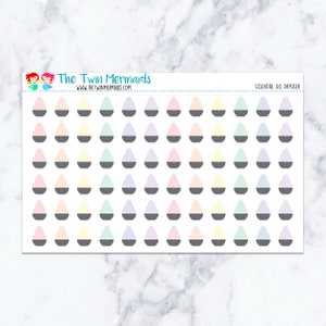 Peut inclure: Feuille d'autocollants avec des illustrations de diffuseurs d'huiles essentielles aux couleurs pastel. Les autocollants ont une base grise et un sommet en forme de goutte d'eau dans des tons de rose, jaune, vert et violet. Le texte "The Twin Mermaids" et "Essential Oil Diffuser" est également visible.