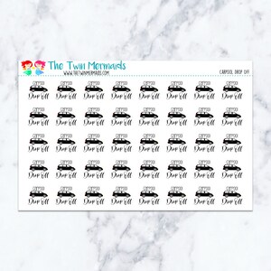 以下が含まれることがあります： 白いステッカーシートに、黒い車のイラストと「CARPOOL DROP OFF」の文字が多数印刷されています。「The Twin Mermaids」の文字とウェブサイトのアドレスが上部にあります。車のイラストがシート全体に繰り返されています。