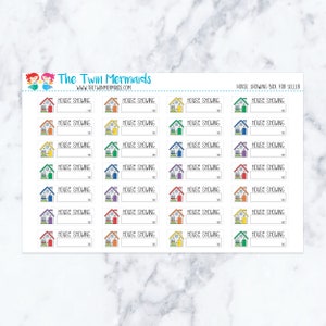 Puede incluir: Hoja de pegatinas con forma de casas coloridas, con la inscripción "House Showing" y espacio para escribir. Las casas tienen tejados rojos, amarillos, verdes, azules, morados y naranjas. El logotipo de The Twin Mermaids está en la parte superior.