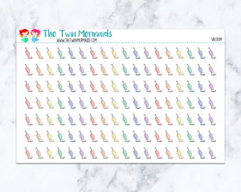Puede incluir: Hoja de pegatinas de aspiradoras de colores. Las pegatinas son de varios colores pastel, incluyendo rosa, amarillo, azul y verde. El texto "VACUUM" está impreso en la parte superior derecha. El logotipo y el sitio web de The Twin Mermaids están en la parte superior izquierda.