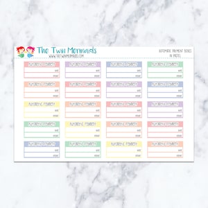 Puede incluir: Una hoja de pegatinas de planificación en colores pastel con cuadros de "Pago Automático". Cada cuadro tiene espacio para "Nombre" y "Cantidad". El logotipo y el sitio web de The Twin Mermaids están en la parte superior.