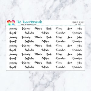 Op de afbeelding: Een witte stickerpagina met de tekst "Months of the Year Mini Script" in zwart cursief schrift. De pagina bevat de maanden januari tot en met december, met meerdere herhalingen van elke maand.