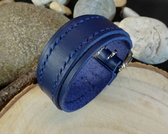 Bracciale in pelle blu personalizzato: polsino inciso fatto a mano in Italia
