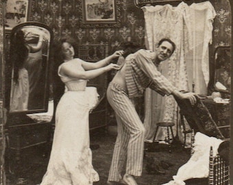 1902. Foto osé: donna che depila la schiena di un uomo. Foto stereoscopica.