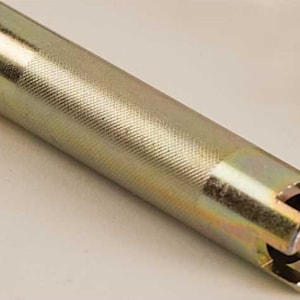 Puede incluir: Una herramienta metálica de color dorado con un agarre texturizado con patrón de diamantes. La herramienta tiene un cuerpo cilíndrico que se estrecha hasta un extremo ranurado con un pasador central. Probablemente utilizado para fines automotrices o mecánicos.