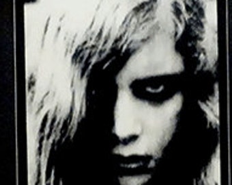Naklejka winylowa "Dead Girl" z filmu Noc żywych trupów