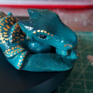 Grüner Ombre Drache Figurine - handbemalte Fantasy-Kreatur