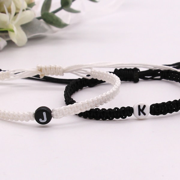 Set van 2 koppelarmbanden, bijpassende armbanden voor koppels, gepersonaliseerde initiële armbanden, verstelbare geknoopte armband, vriendschapsarmbanden