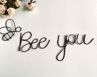 Biene Sie Zeichen, Bumble Bee Wanddekor, Draht Biene Dekor, Draht Wandkunst, Draht Wand Worte, Draht Kunst, Bienen Geschenk, Schlafzimmer Inspo, Draht Zeichen, Wort Zeichen