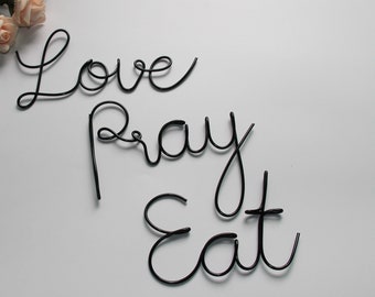 Eat Pray Liebeszeichen, Wire Words Art, Küchenwandkunst, Esszimmerdekor, minimalistische Kunst, Schlafzimmerwandkunst, gut essen, oft beten, Liebe immer