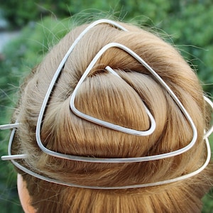金属製のおだんごホルダー、おだんご用三角形ヘアクリップ、U字型ヘアフォーク、幾何学的なおだんごケージ、シルバーヘアクリップ、ヘアアクセサリー、女性へのギフト