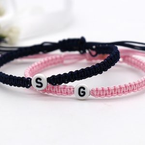 Conjunto de 2 pulseras con iniciales personalizadas, pulseras a juego para pareja, pulsera anudada ajustable, regalo para ella, regalo para él, pulsera de gemelos