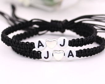 Set mit 2 benutzerdefinierten Paar Initial Armbänder mit silbernem Herz, personalisierte passende Partner Geschenk für sie / seinen / Freund / Freundin / Liebhaber