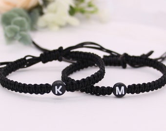 Set mit 2 Initialen Armbänder: Personalisierte schwarze Kordel Passendes Paar Geschenk