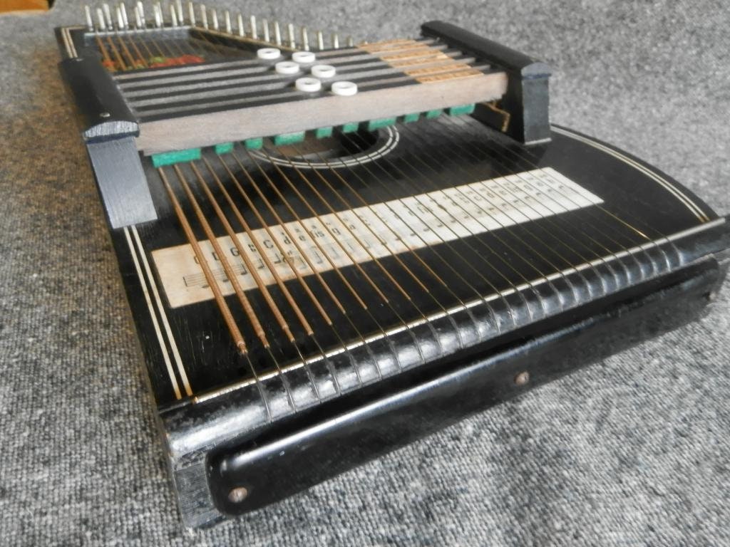 Rosen Autoharp. 6 chords, 25 strings