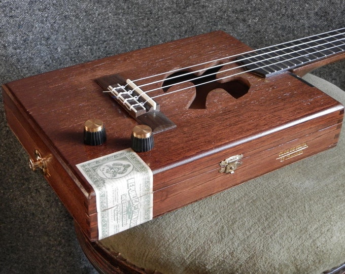 Cigar-box Ukulele, Minerve Dove.