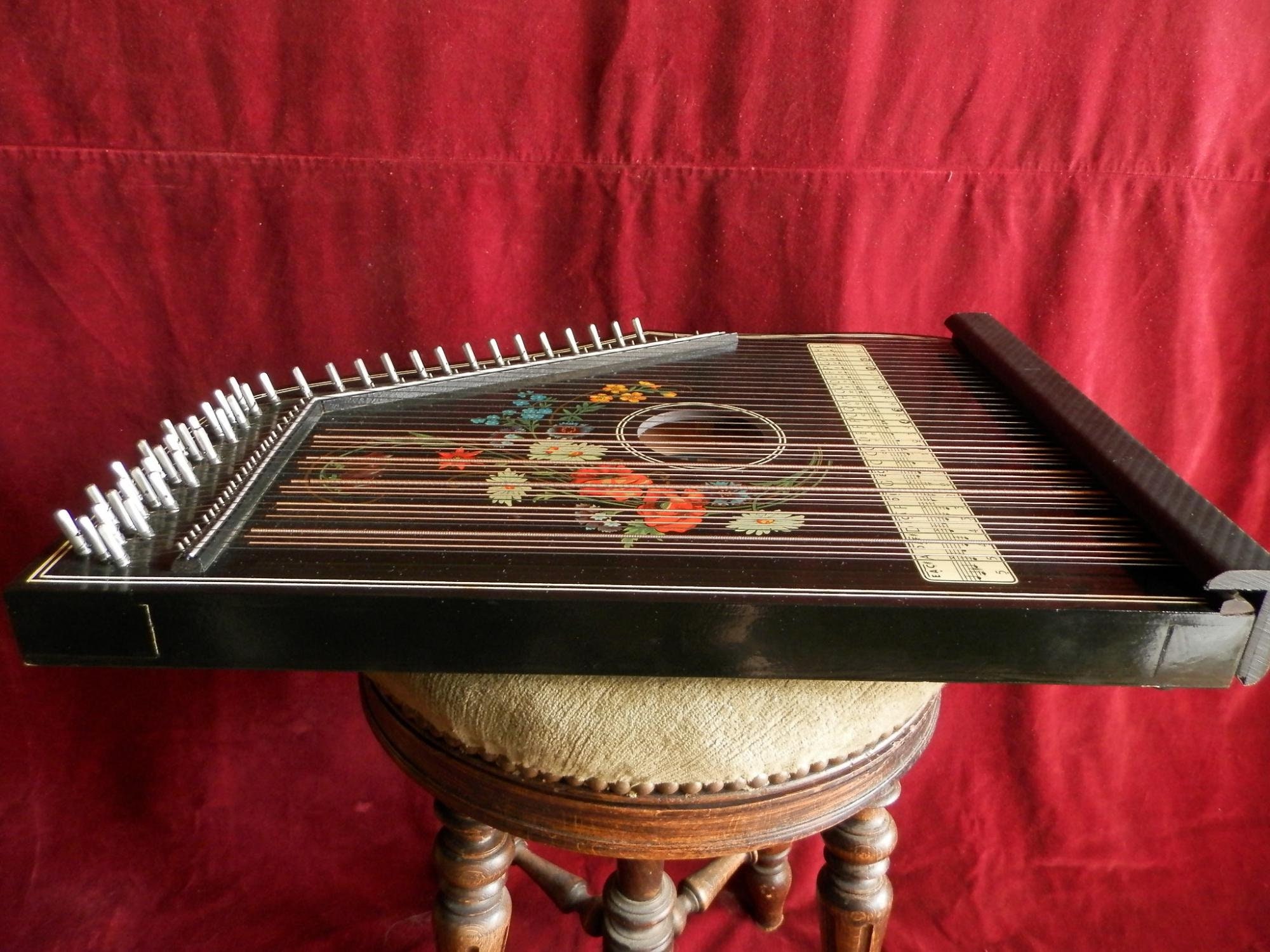 Guitar Zither by Jubeltone, 41 strings.