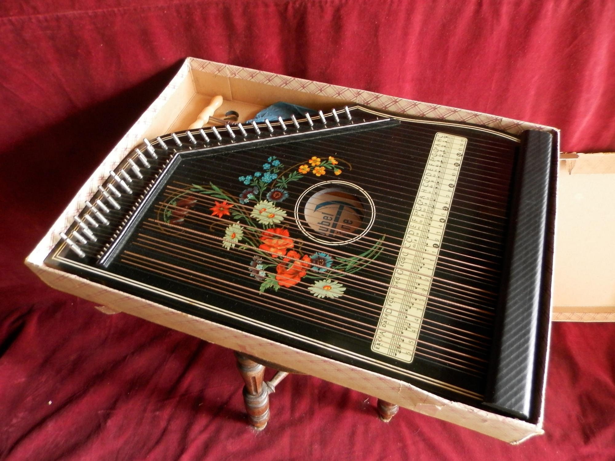 Guitar Zither by Jubeltone, 41 strings.