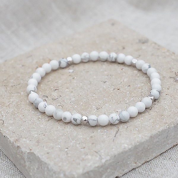 Bracelet Howlite délicat fait à la main 4 mm Perles de pierres précieuses semi-précieuses naturelles avec entretoises en or ou en argent Chakra Healing Stretch Fit