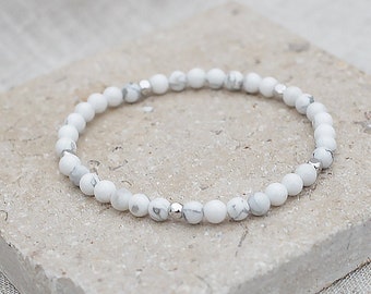 Bracelet Howlite délicat fait à la main 4 mm Perles de pierres précieuses semi-précieuses naturelles avec entretoises en or ou en argent Chakra Healing Stretch Fit