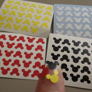 set van 12 kleine Mickey Mouse-vinylstickers.
