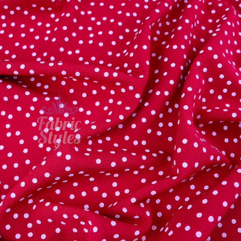 Peut inclure: Tissu rouge &agrave; pois blancs. Le tissu est froiss&eacute; et a une surface textur&eacute;e.