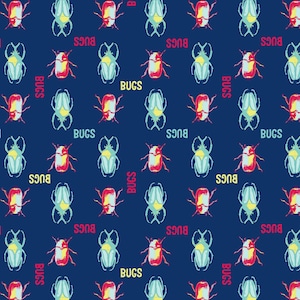 Könnte beinhalten: Ein nahtloses Muster mit verschiedenen bunten Käferillustrationen auf dunkelblauem Hintergrund. Die Käfer sind in verschiedenen Blautönen, Grün-, Rot- und Gelbtönen gehalten. Das Wort "BUGS" wird im gesamten Muster in gelber und roter Schrift wiederholt.