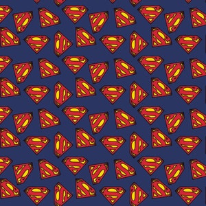 Può includere: Un tessuto blu con un motivo ripetuto di loghi Superman rossi e gialli. I loghi hanno la forma di un diamante con un contorno giallo e un interno rosso. Il tessuto è perfetto per progetti di artigianato, quilting o per realizzare vestiti.