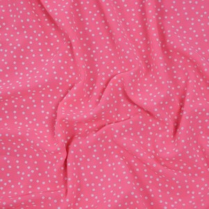 Peut inclure: Tissu rose &agrave; pois blancs. Le tissu est froiss&eacute; et a une texture douce.