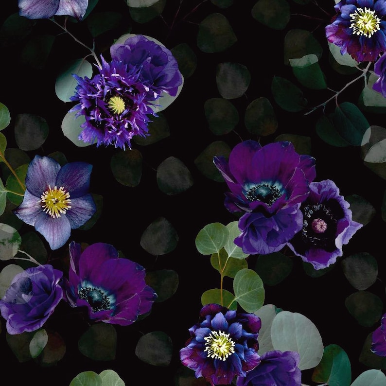 Puede incluir: Un estampado floral oscuro con flores moradas y azules y hojas verdes sobre un fondo negro.